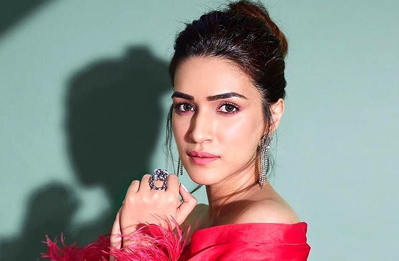 Kriti Sanon Is Glowing In This Glossy Makeup!